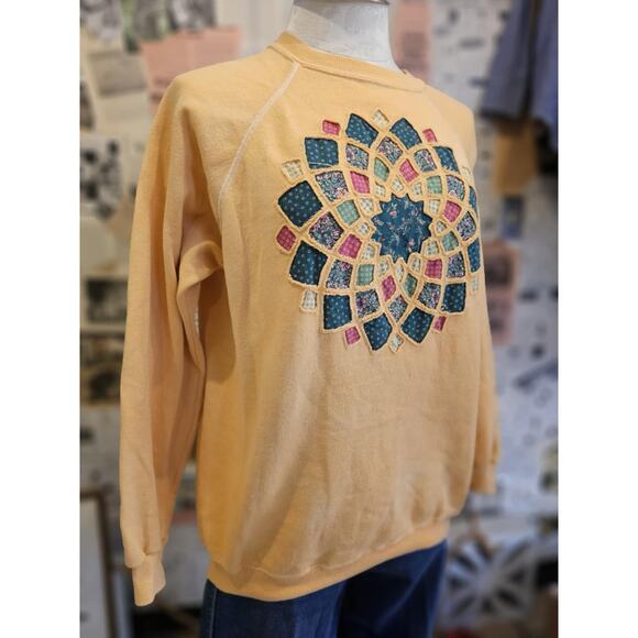 Hanes Peach Crewneck with Quilt Flower Pattern Size Large - Picture 1 of 6